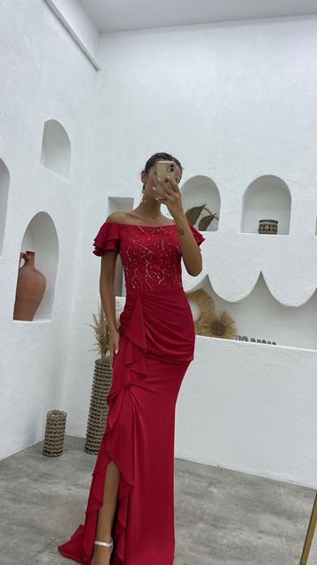 Abito da sera in raso ricamato a balze rosso