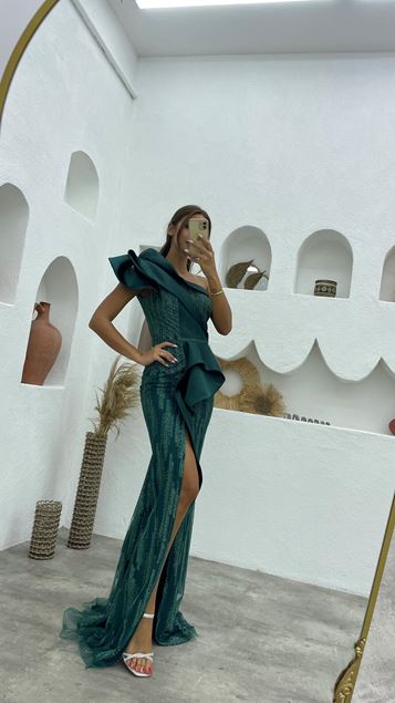 Vestido de noche esmeralda con volantes de un hombro