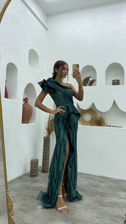 Smaragdgrünes One-Shoulder-Volant-Abendkleid