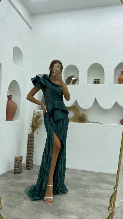 Smaragdgrünes One-Shoulder-Volant-Abendkleid