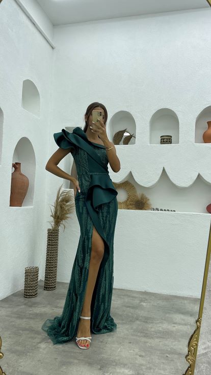 Smaragdgrünes One-Shoulder-Volant-Abendkleid