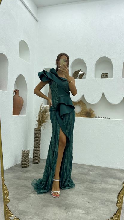 Smaragdgrünes One-Shoulder-Volant-Abendkleid