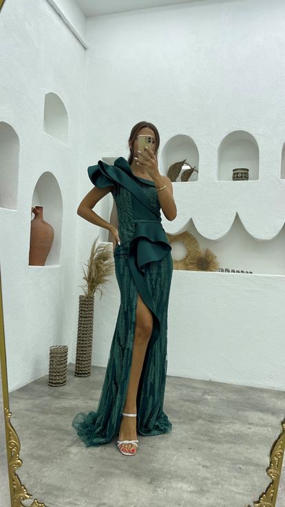 Smaragdgrünes One-Shoulder-Volant-Abendkleid