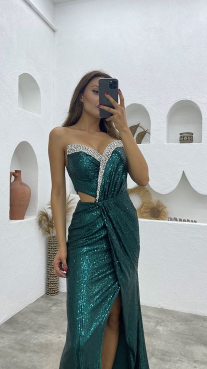 Vestido de noche de lentejuelas bordado en el pecho esmeralda con detalle de cintura bordado en piedra