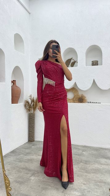 Rotes, einärmeliges, mit Pailletten besetztes Abendkleid an der Taille