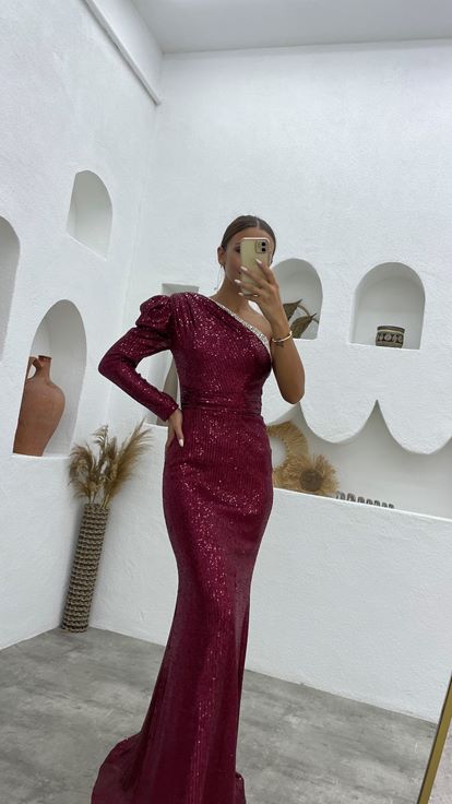 Bordo Göğsü Taş İşlemeli Tek Kol Pul Payet Abiye Elbise