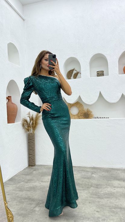 Smaragdgrünes  mit Pailletten besetztes Abendkleid mit verziertem Oberteil und einem Ärmel