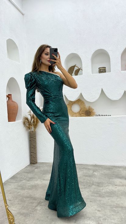 Smaragdgrünes  mit Pailletten besetztes Abendkleid mit verziertem Oberteil und einem Ärmel