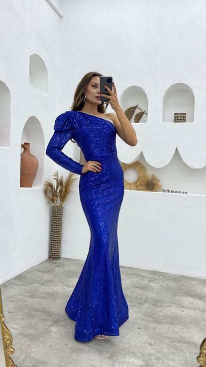 فستان سهرة مزين بالترتر كم واحد مطرز باللون الأزرق