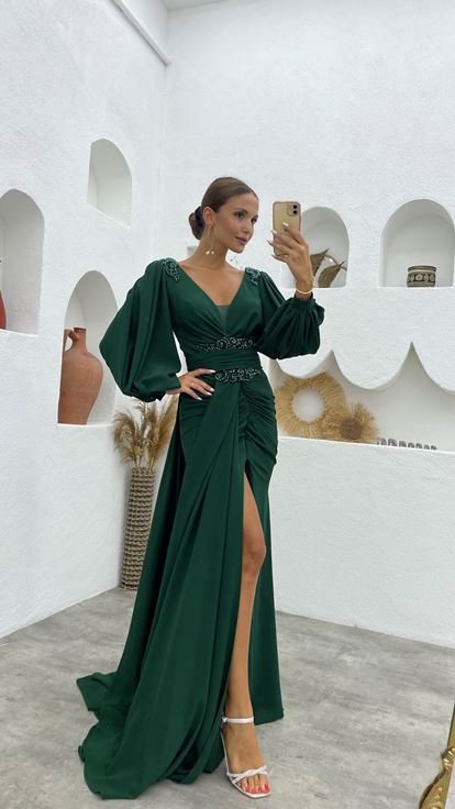 Grünes, besticktes, drapiertes Abendkleid