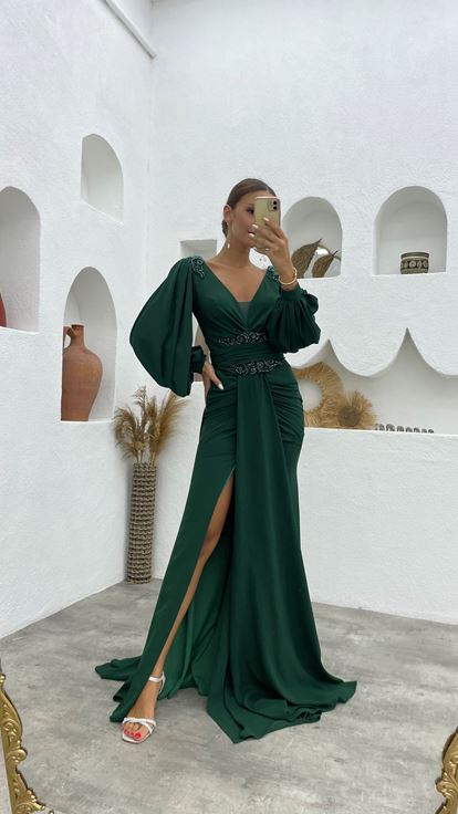 Grünes, besticktes, drapiertes Abendkleid