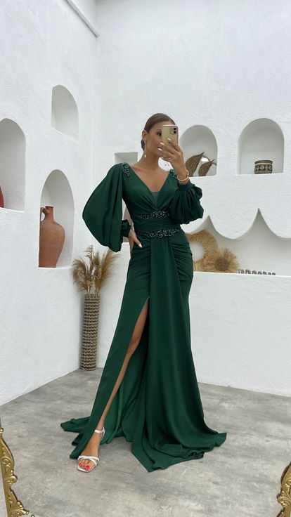 Grünes, besticktes, drapiertes Abendkleid