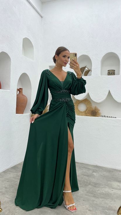 Grünes, besticktes, drapiertes Abendkleid