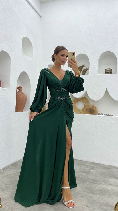 Grünes, besticktes, drapiertes Abendkleid