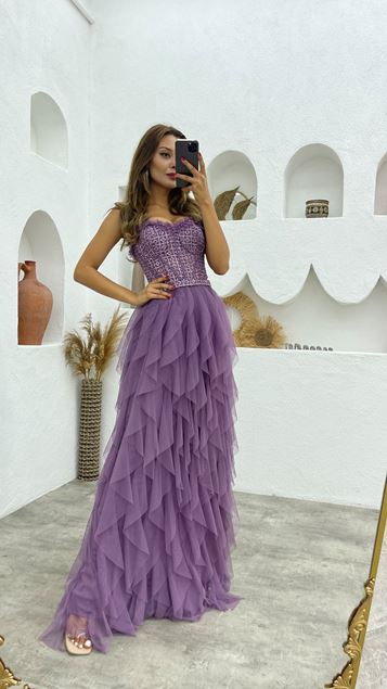 Abendkleid aus puderfarbenem Seil mit besticktem Tüll und Rüschenrock