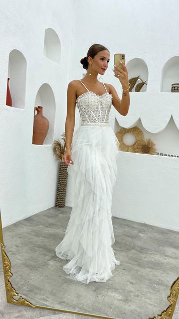 Weißes Abendkleid aus Tüll mit Seilträgern und besticktem Rüschenrock