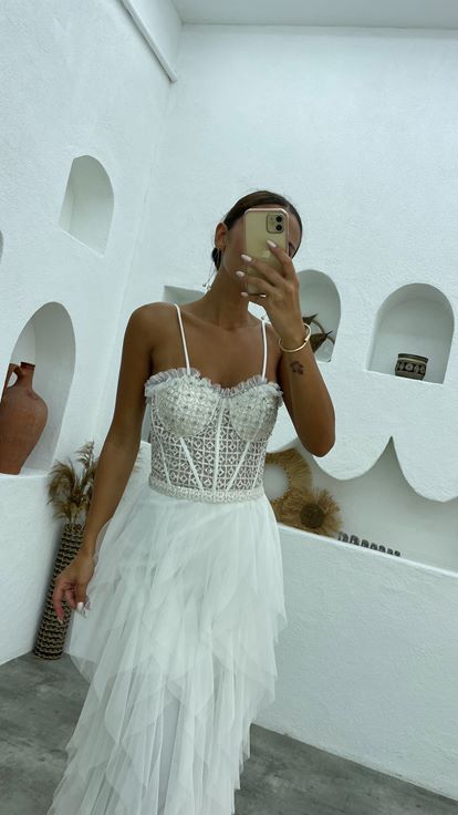 Beyaz İp Askılı Üzeri İşlemeli Eteği Fırfırlı Tül Abiye Elbise