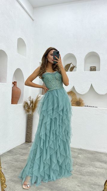 Mintgrünes Abendkleid aus Tüll mit Seilträgern und besticktem Rüschenrock