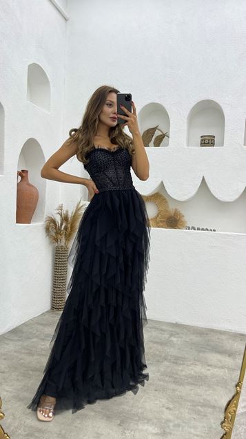 Schwarzes Abendkleid aus Tüll mit Seilträgern und besticktem Rüschenrock