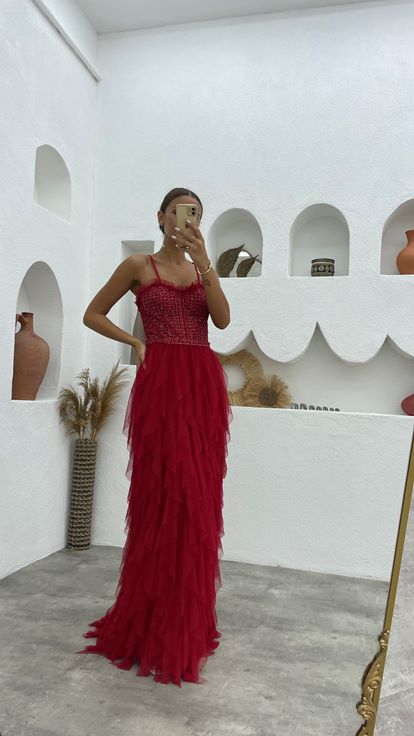 Kırmızı İp Askılı Üzeri İşlemeli Eteği Fırfırlı Tül Abiye Elbise