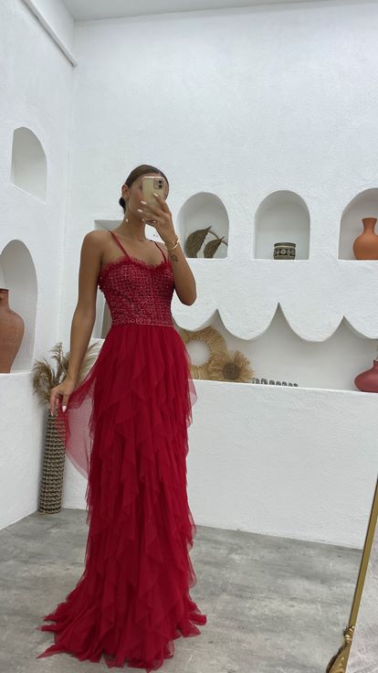 Kırmızı İp Askılı Üzeri İşlemeli Eteği Fırfırlı Tül Abiye Elbise