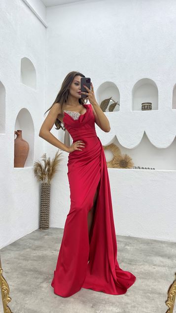 Abito da sera in raso drappeggiato rosso con una spalla ricamato in raso