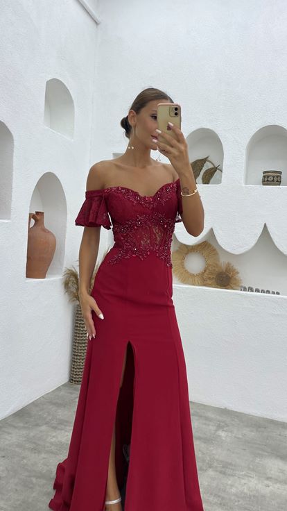 فستان سهرة جبر مطرز باللون العنابي