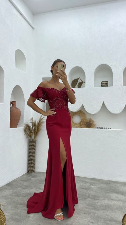 فستان سهرة جبر مطرز باللون العنابي