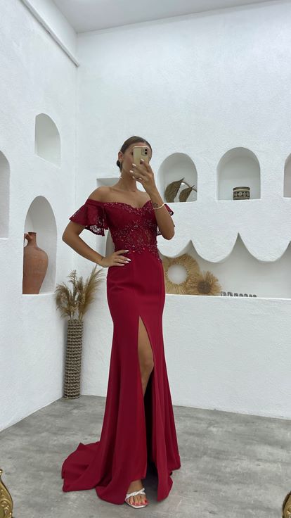 فستان سهرة جبر مطرز باللون العنابي