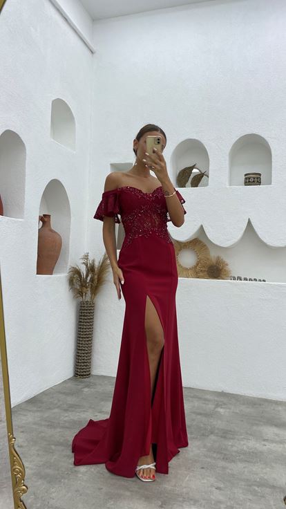 فستان سهرة جبر مطرز باللون العنابي