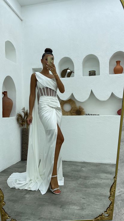 Weißes, besticktes, transparentes, detailliertes Satin-Abendkleid