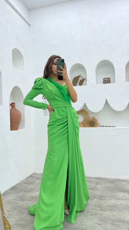 Vestido de noche verde con borla de una sola manga con cordón