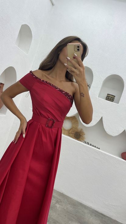 Abito da sera rosso monospalla con cintura e drappeggio