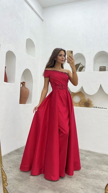 Rotes, drapiertes Abendkleid mit One-Shoulder-Träger und Gürtel