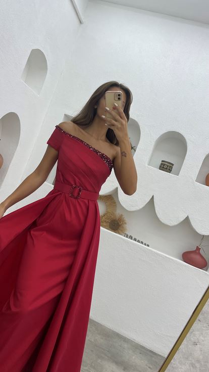 Abito da sera rosso monospalla con cintura e drappeggio