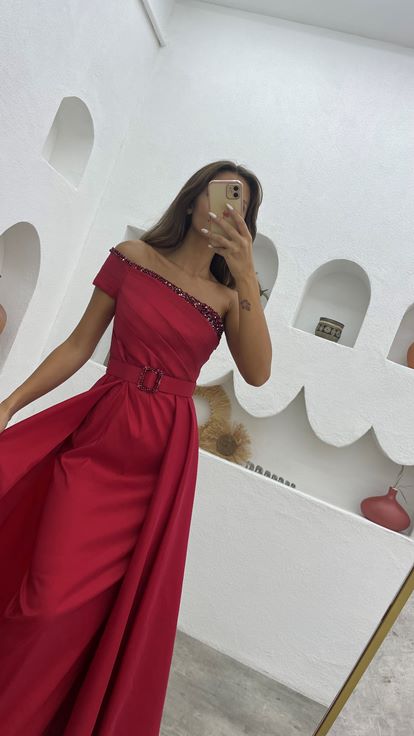 Abito da sera rosso monospalla con cintura e drappeggio