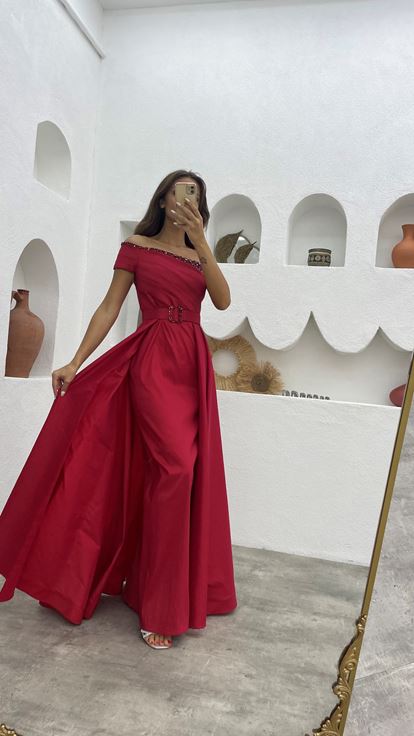 Abito da sera rosso monospalla con cintura e drappeggio