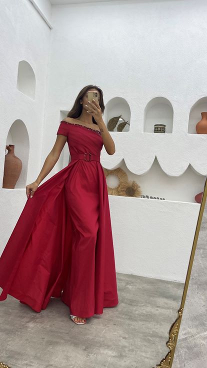 Abito da sera rosso monospalla con cintura e drappeggio