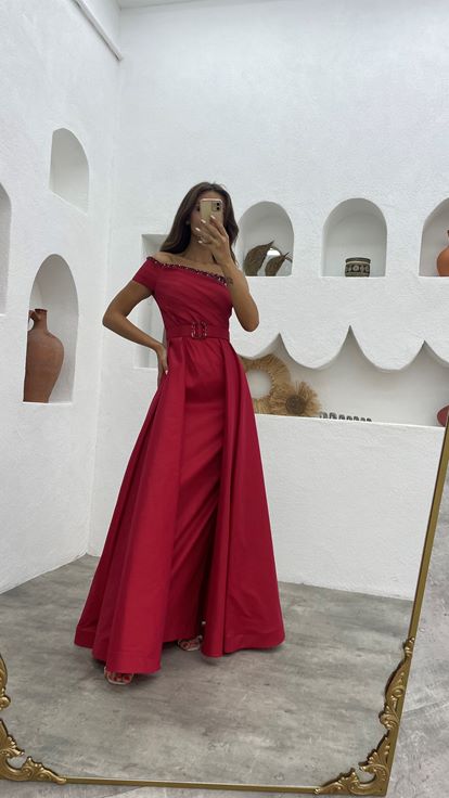 Abito da sera rosso monospalla con cintura e drappeggio