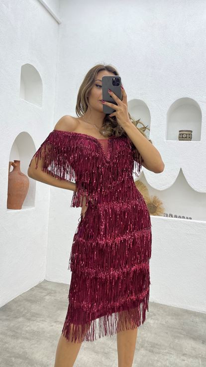 Burgunderfarbenes Abendkleid mit Fransen