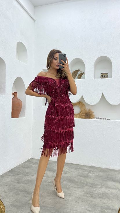 Burgunderfarbenes Abendkleid mit Fransen