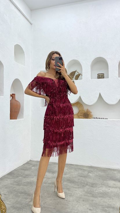 Burgunderfarbenes Abendkleid mit Fransen