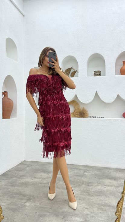 Burgunderfarbenes Abendkleid mit Fransen