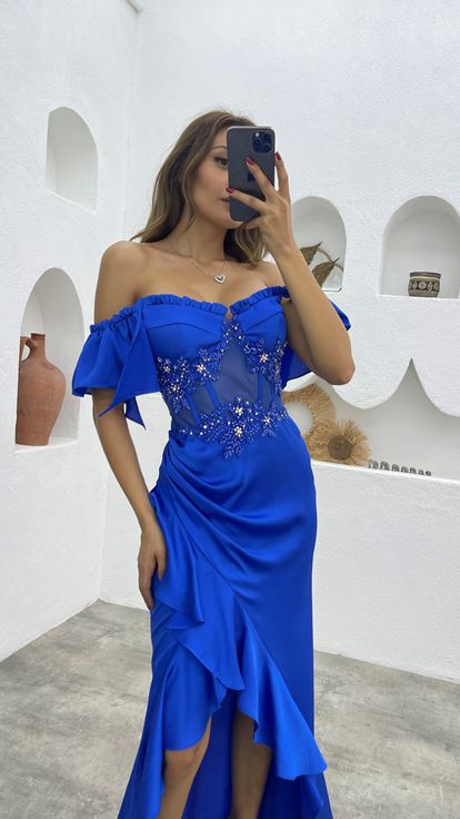 Saks İşlemeli Volanlı Saten Abiye Elbise