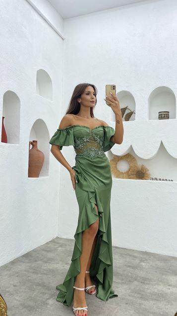 Abito da sera in raso ricamato a balze cachi