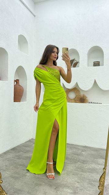 Grünes One-Shoulder-Abendkleid aus gemustertem Satin