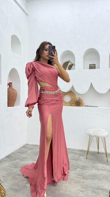 Puderfarbenes, einärmliges Abendkleid mit Gürtel