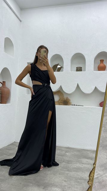 Abito da sera in raso ricamato nero