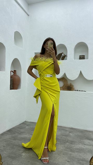 Gelbes Abendkleid mit Gürtel und Quasten