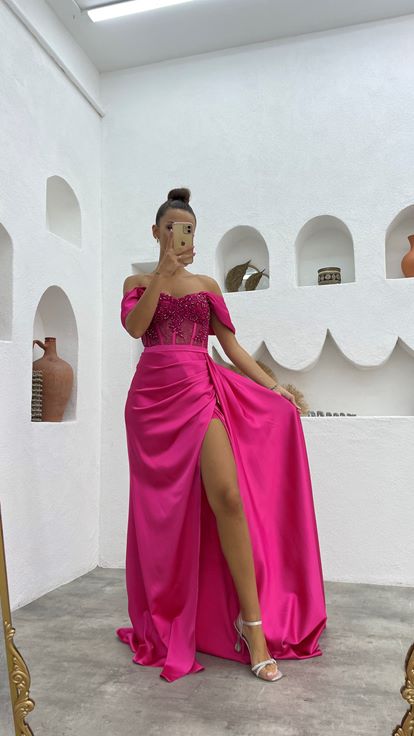 Fuşya Kuşaklı Güpürlü Abiye Elbise